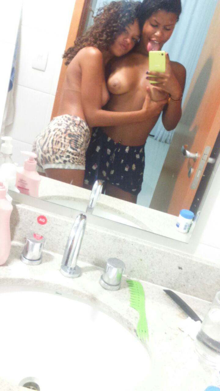 2 chicas cariocas se filtran en la red haciéndose selfies desnudas frente al espejo