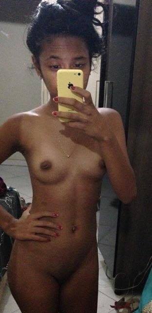 Flaca mulata Victoria desnuda en el espejo