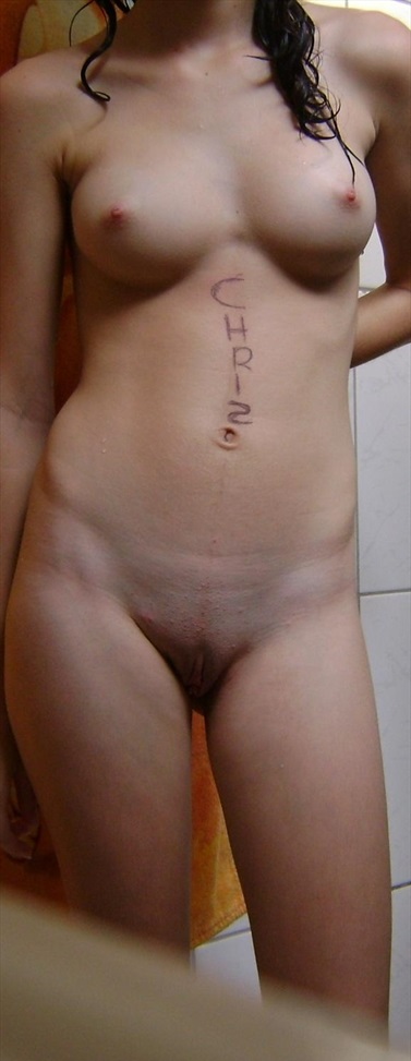 Una chica desnuda se hizo fotos en la ducha y las colgó en Internet