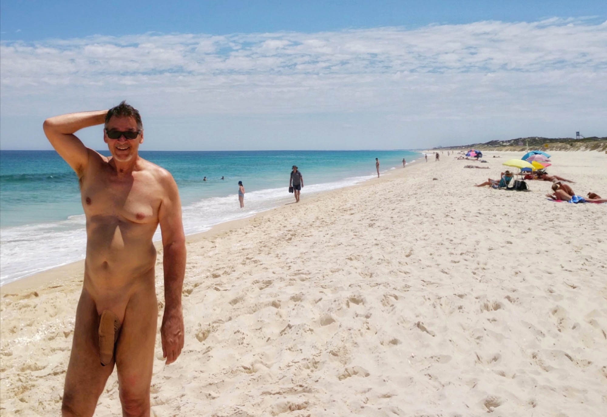 Verdadero nudista exhibiéndose en la playa Verdadero nudista exhibiéndose en la playaTru