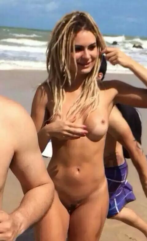 Mendigata de Panico desnuda en la playa nudista