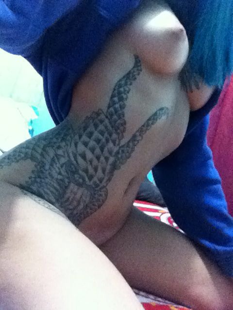 Ninfa tatuada sube a Internet fotos suyas desnuda