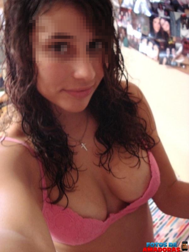 Jovencita caliente desnuda en fotos amateur para su novio
