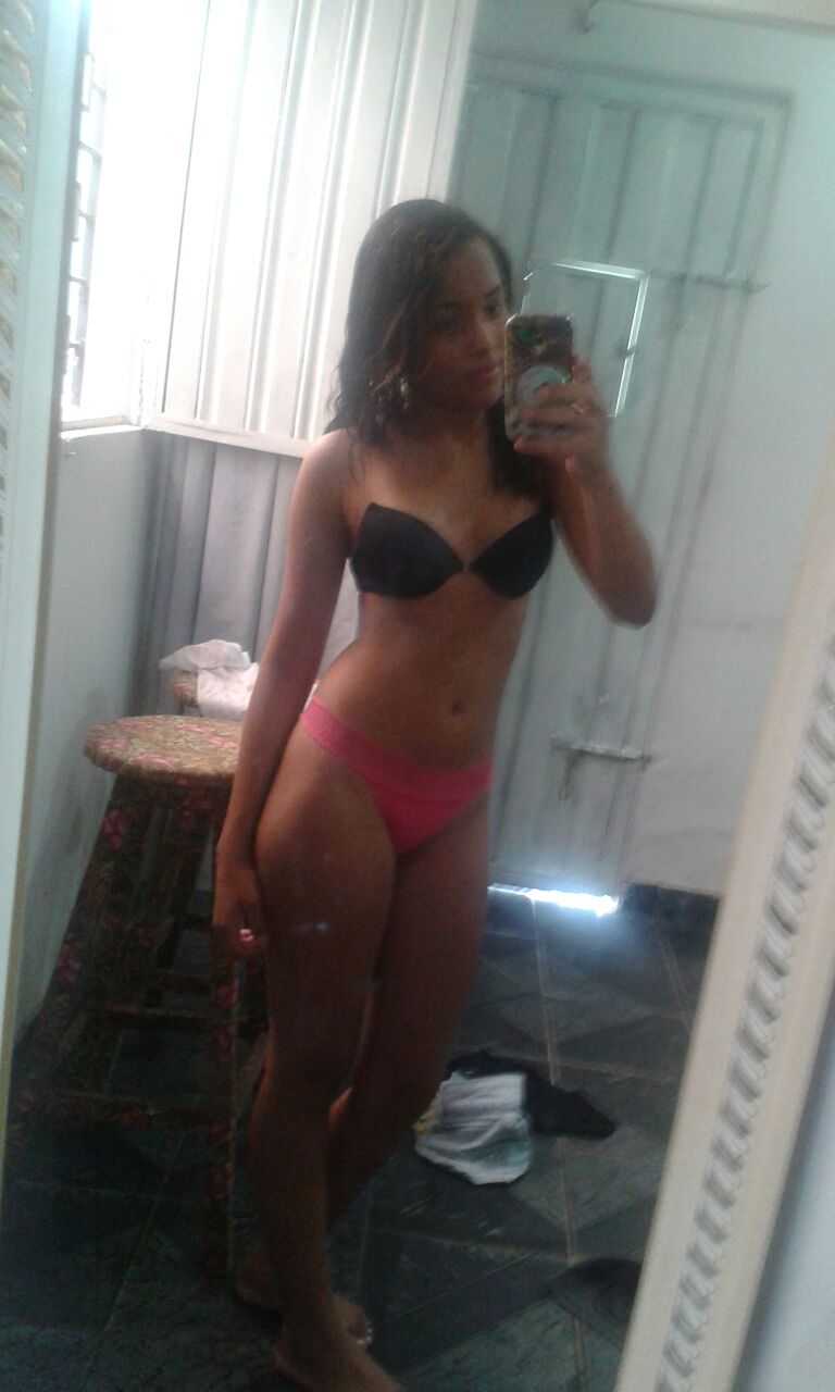 Chica nueva fotografiándose desnuda en el espejo